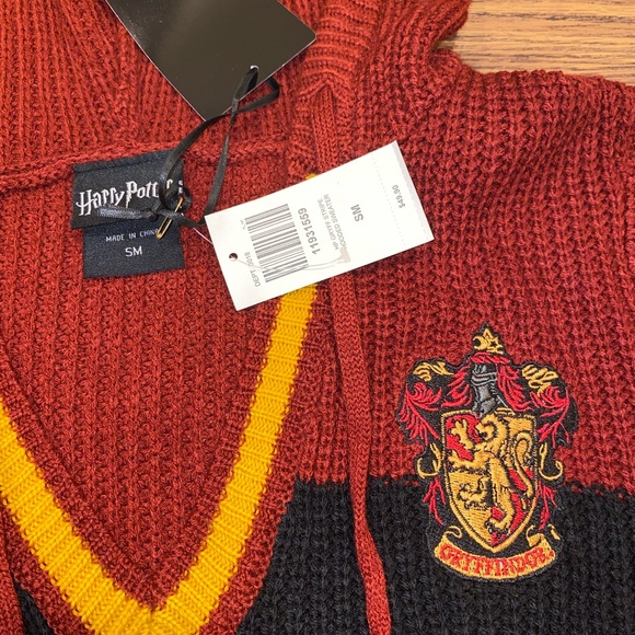 CLOSET CLOSING 4/28❗️ Harry Potter Gryffindor Hooded Sweater - Picture 5 of 6